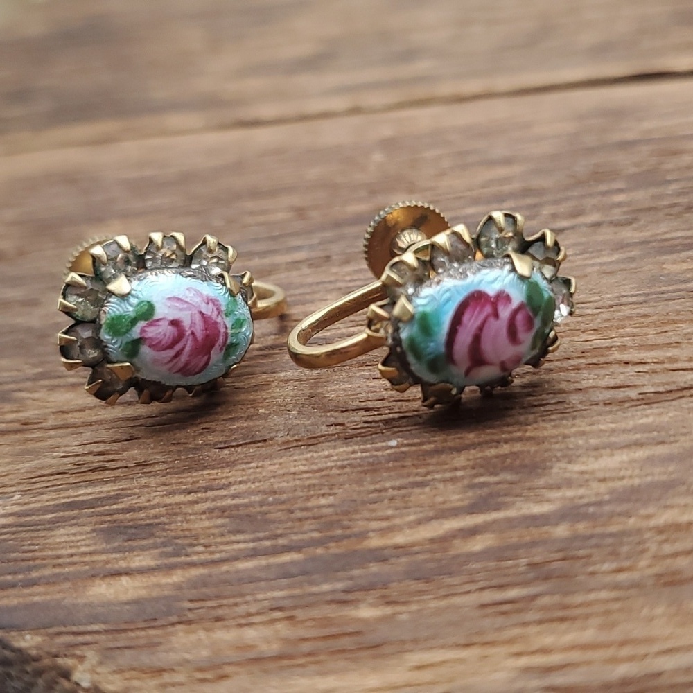 Delicate rosebud Victorian screwback earrings Lady of society E437